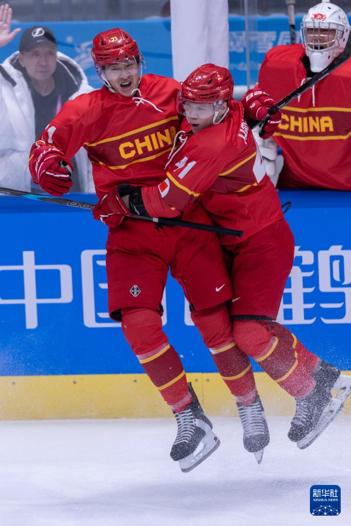 公开赛巅峰对决!中原火狐队惊险晋级岭东青龙队,冰球赛场再起波澜;教练团队居功至伟的简单介绍 公开赛巅峰对决!中原火狐队惊险晋级岭东青龙队,冰球赛场再起波澜;教练团队居功至伟的简单介绍